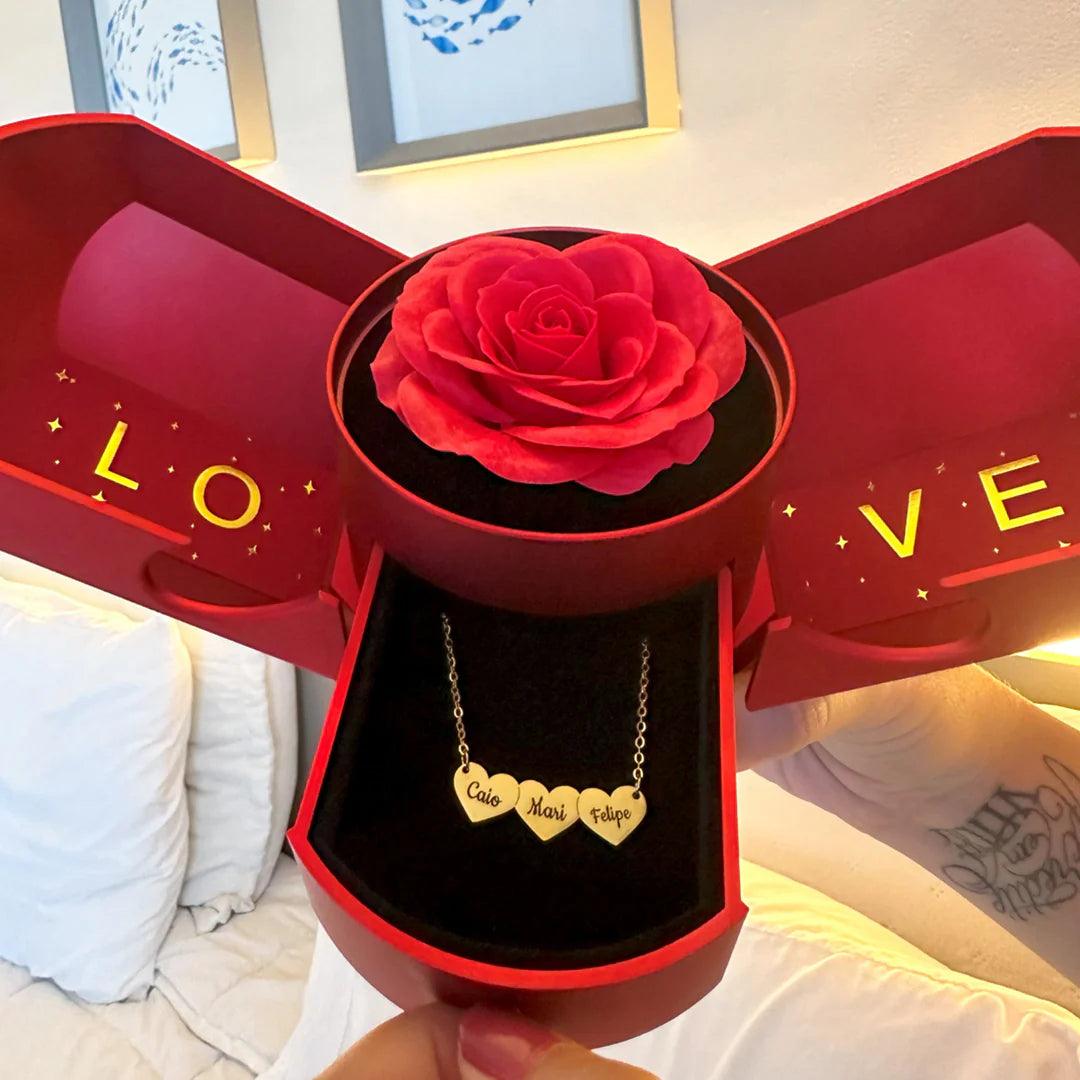 Colar Coração Personalizado com Nomes + Caixa com Rosas (BRINDE)
